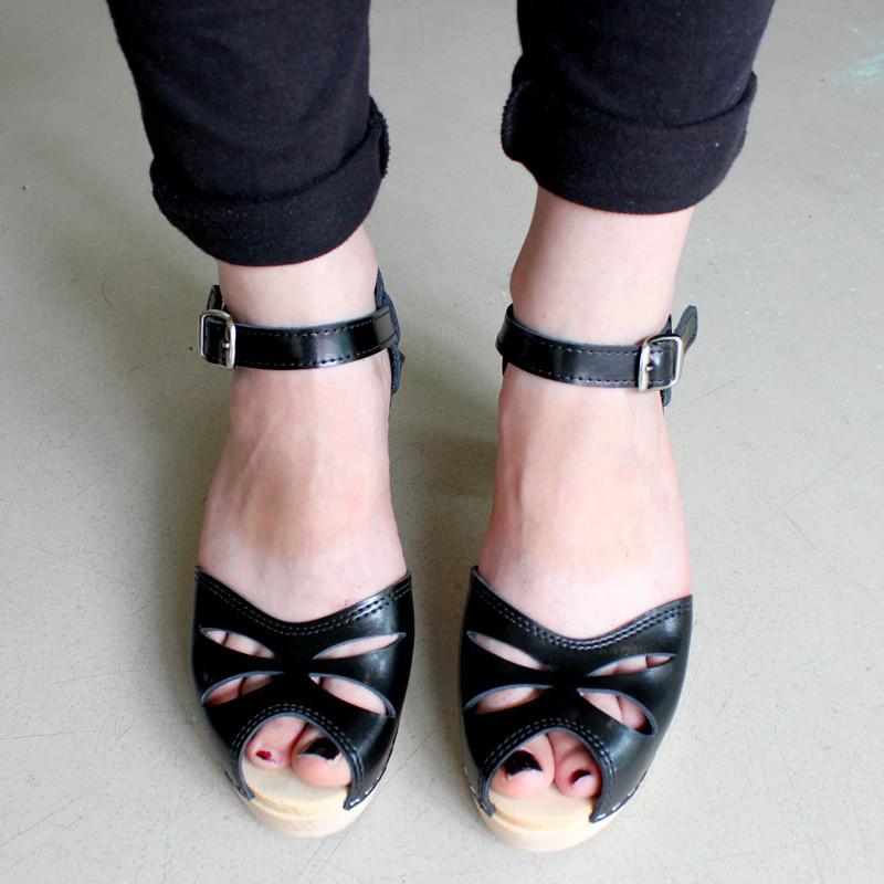 Black sales heel clogs